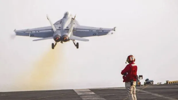 ABD Uçak Gemisinden Şok! Helikopter ve Savaş Uçağı Denize Çakıldı