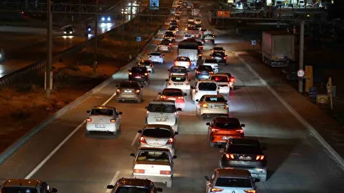 43 ilin geçiş güzergahı: Kırıkkale'de gece yarısı trafik yoğunluğu böyle görüntülendi