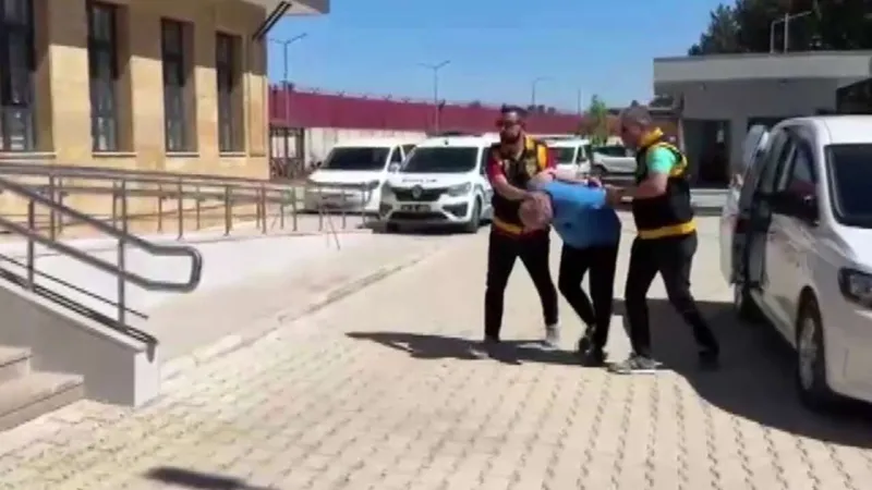 Adana’da 46 yıl hapisle aranan dolandırıcı sokakta yakalandı