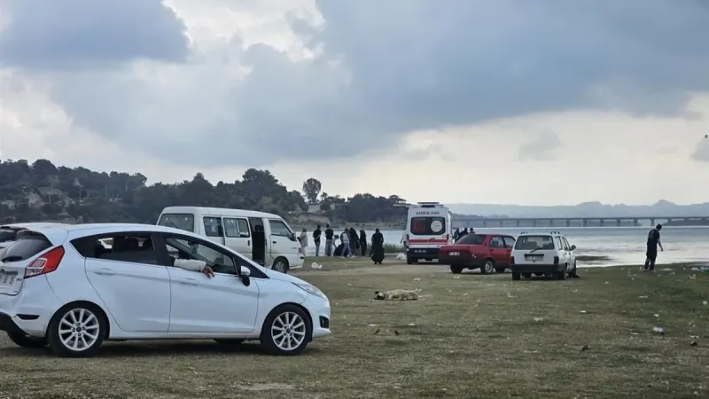 Adana'da tekneyle sürüklenen 5 kişi kurtarıldı: Suya düşen Emirhan aranıyor