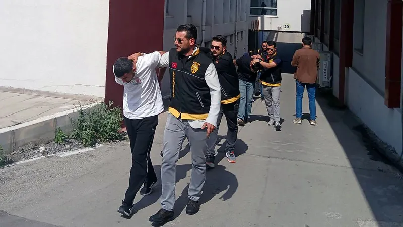 Adana'da Kanlı Yanlış! Husumet Sandı, Kardeşini Öldürdü!