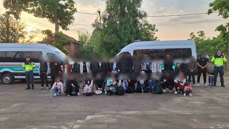 Aracı bırakıp kaçtı, 35 düzensiz göçmen yakalandı