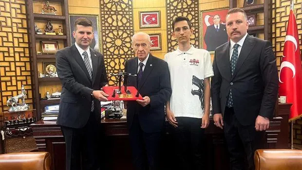 Bahçeli'ye Sürpriz Hediye! TÜRKHAN İHA'sı Neler Vaat Ediyor?