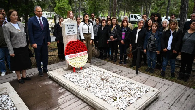 Eski Milli Eğitim Bakanı Hüseyin Vasıf Çınar, vefatının 90. yılında mezarı başında anıldı
