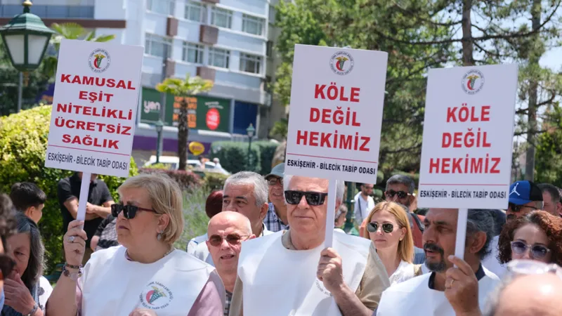 Sağlık Çalışanları İsyan Etti! Maaş Bordrolarını Yaktılar!