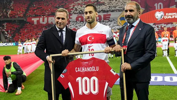 Hakan Çalhanoğlu'na Sürpriz! 100. Maçında Duygulandırdı