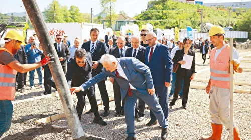 İkinci fabrikayı açarken üçüncünün temelini attı