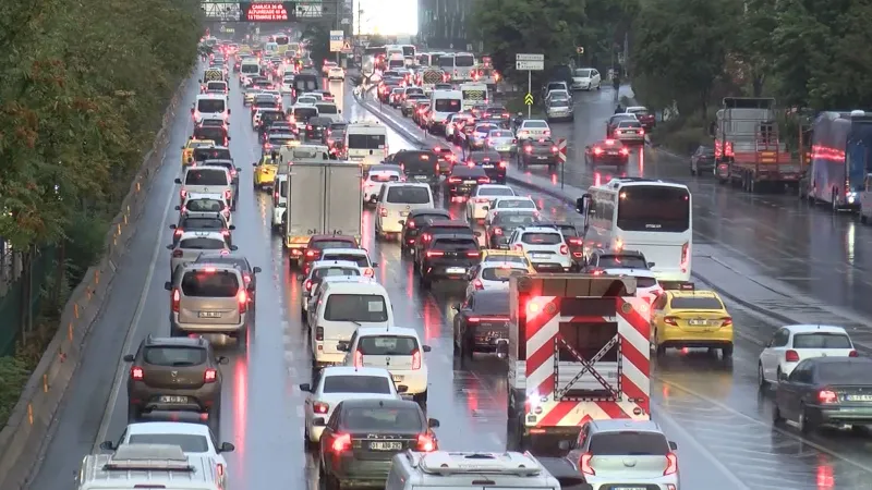 İstanbul'da Yağmur Çilesi! Trafik Felç, İstanbullu Perişan