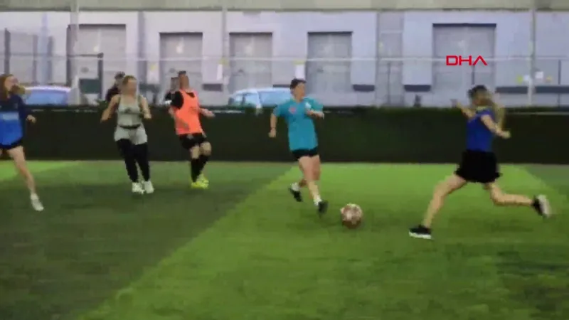 Kadınlar halı sahada futbol oynayıp stres attı