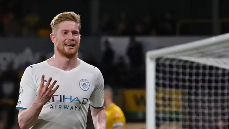 Kevin De Bruyne imzayı atıyor