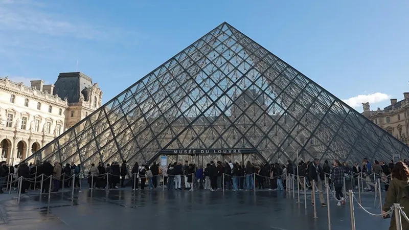 Louvre Müzesi'ndeki şok soygunda maddi kaybın boyutu belli oldu