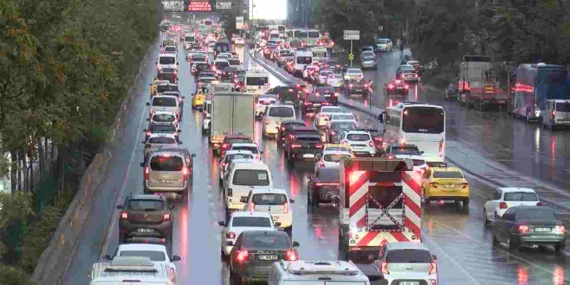 İstanbul'da Hayat Durdu! Sağanak Yağış ve Trafik Çilesi