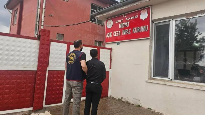 16 yıl hapisle aranıyordu düğün salonunda saz çalarken yakalandı