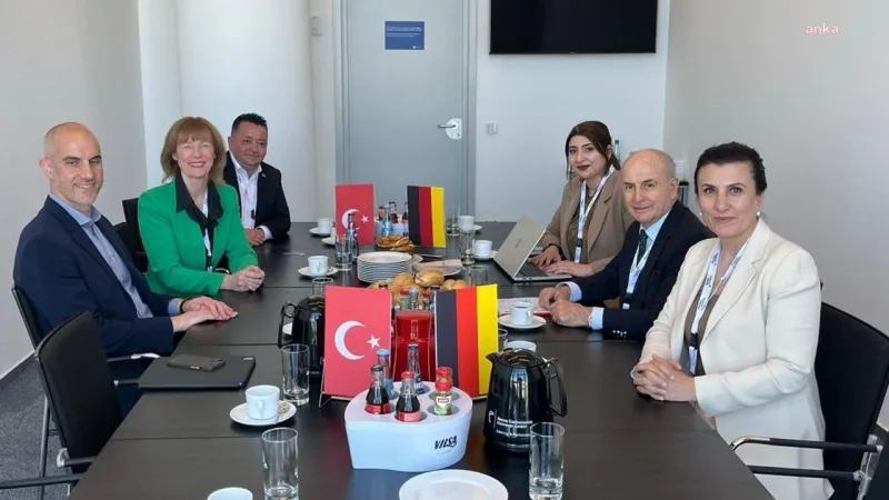 İmamoğlu'na Almanya'da Destek Seli! Olay Yaratan Alkış!