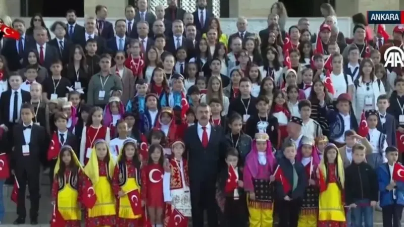 Anıtkabir'de 23 Nisan coşkusu: Bakan Tekin çocuklarla birlikte ziyaret etti