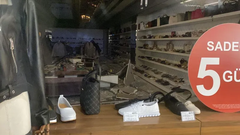 AVM'de panik anlar! İş yerinde asma cam tavan çöktü: Yaralılar var