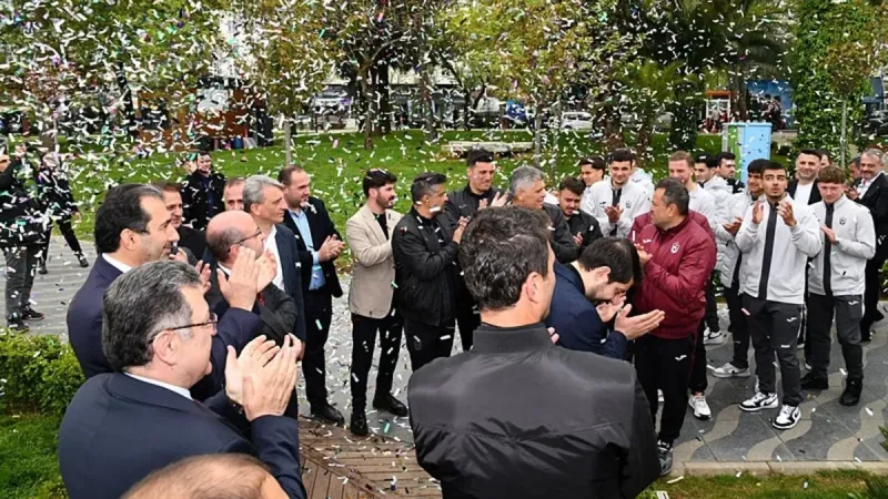 Trabzonspor U19'dan Tarihi Başarı! Avrupa'da Zirveye Koştular!
