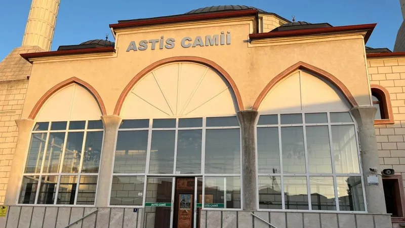 Cemaate öğle namazını kıldıran müezzin kalp krizi geçirip hayatını kaybetti