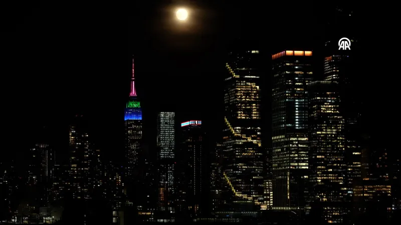 Çiçek Ayı Büyüsü: New York'ta Nefes Kesen Dolunay Manzarası!