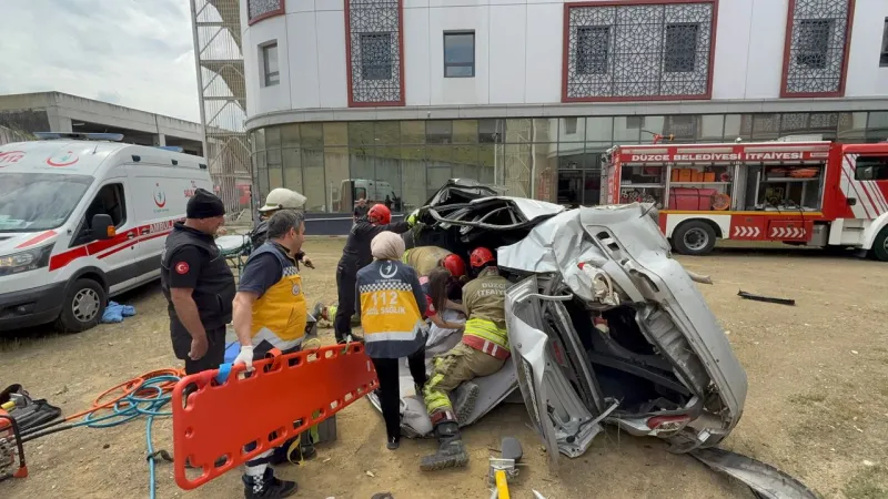 Düzce'de Korkunç Kaza! Virajı Alamayan Araç Uçuruma Yuvarlandı!