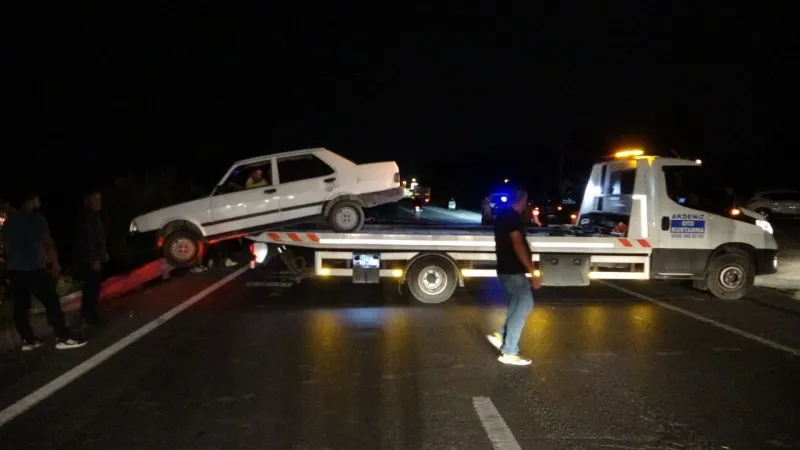 Antalya'da Kaza! Otomobil Bariyerde Asılı Kaldı, Facia Kıl Payı Atlatıldı