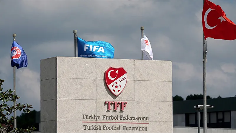 Galatasaray, Fenerbahçe ve Beşiktaş "çirkin tezahürat" nedeniyle PFDK'ye sevk edildi