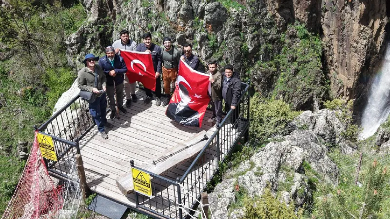 Kars'ta 19 Mayıs Coşkusu: Zirveye Bayrak Dikildi!