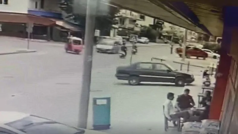 Kontrolden çıkan motosiklet ile hafif ticari araç çarpıştı
