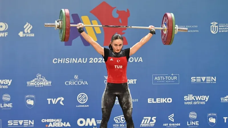 Milli halterci Cansel Özkan'dan Avrupa Şampiyonası'nda bronz madalya!