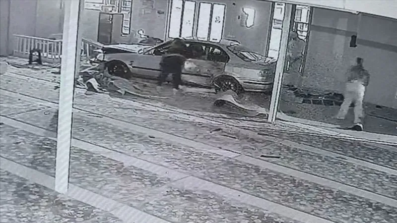 Otomobil camiye daldı! Yaralılar var