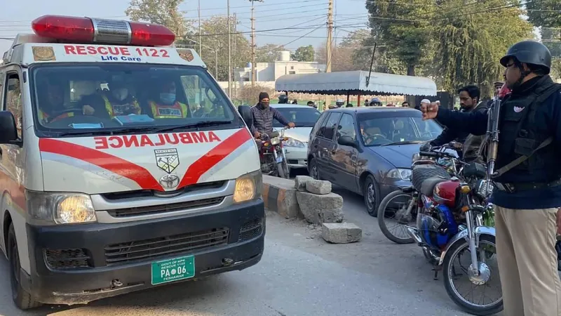 Pakistan'da bombalı saldırı: 3 polis öldü, 19 kişi yaralandı