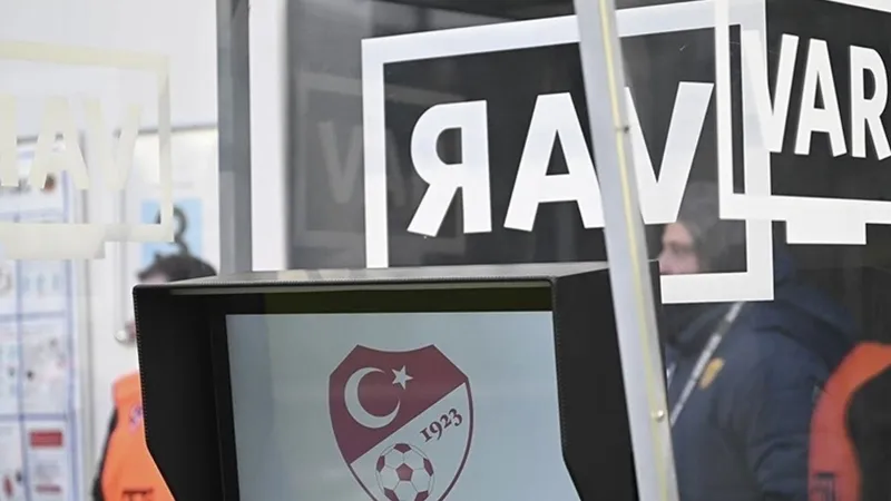 Rizespor Göztepe Maçında VAR Şoku! Hakem Kararı Herkesi Şaşırttı