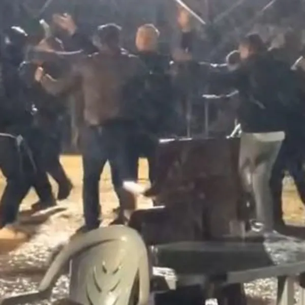 Sağanak altında dans ettiler