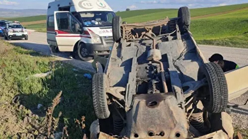 Seyir halinde lastiği patlayan araç takla attı: Yaralılar var