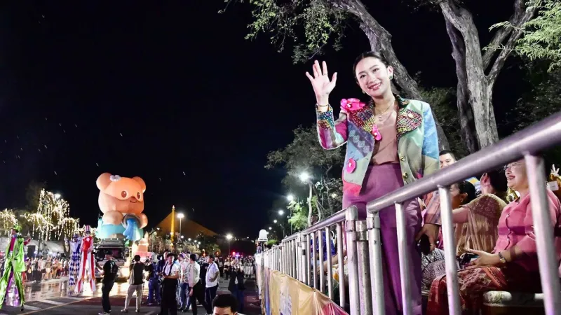 Tayland’da Songkran Su Festivali renkli görüntüler