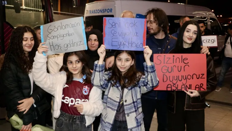 Trabzonspor 19 Yaş Altı Futbol Takımı, Trabzon'da coşkuyla karşılandı