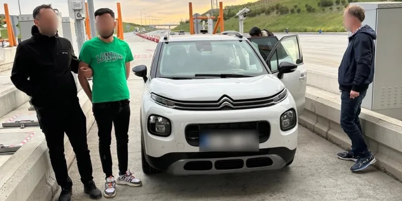 Yabancı uyruklu göçmen kaçakçısı gişelerde yakalandı
