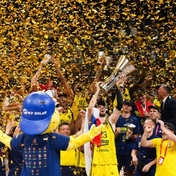 Şampiyon Fenerbahçe Beko kupasını aldı!