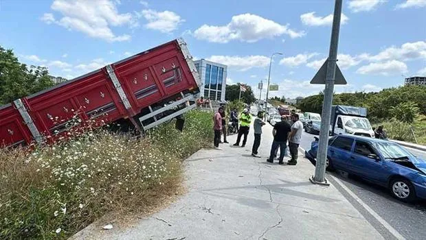 Sancaktepe'de Zincirleme Kaza! 2 Yaralı, Trafik Felç!