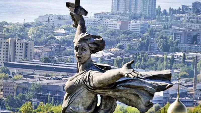 Sovyetler'in ünlü heykelinden ceset çıktı!