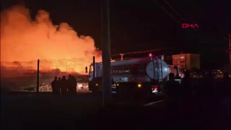 Tekirdağ'da atık toplama merkezinde çıkan yangına müdahale ediliyor