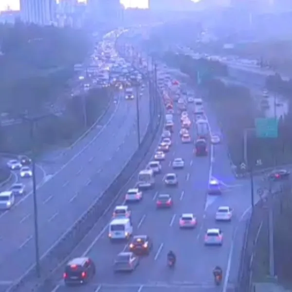 TEM'de zincirleme kaza! Trafiği de vurdu!