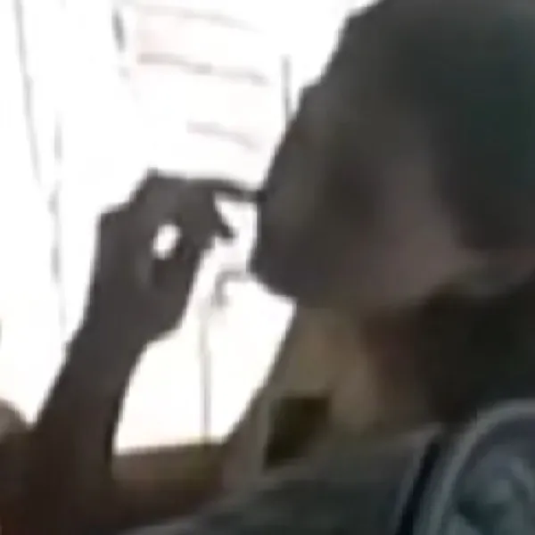 Tostuna saç teli koyduğu anlar kamerada 