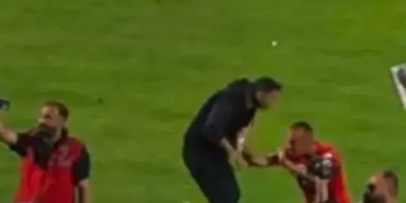 Vanspor Maçında Skandal! Teknik Direktöre Damacana Saldırısı!