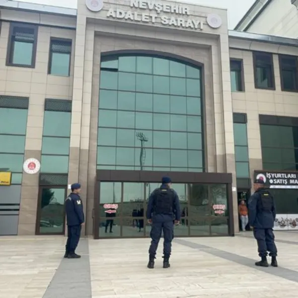 Tüfekle adliye çevresinde bekledi